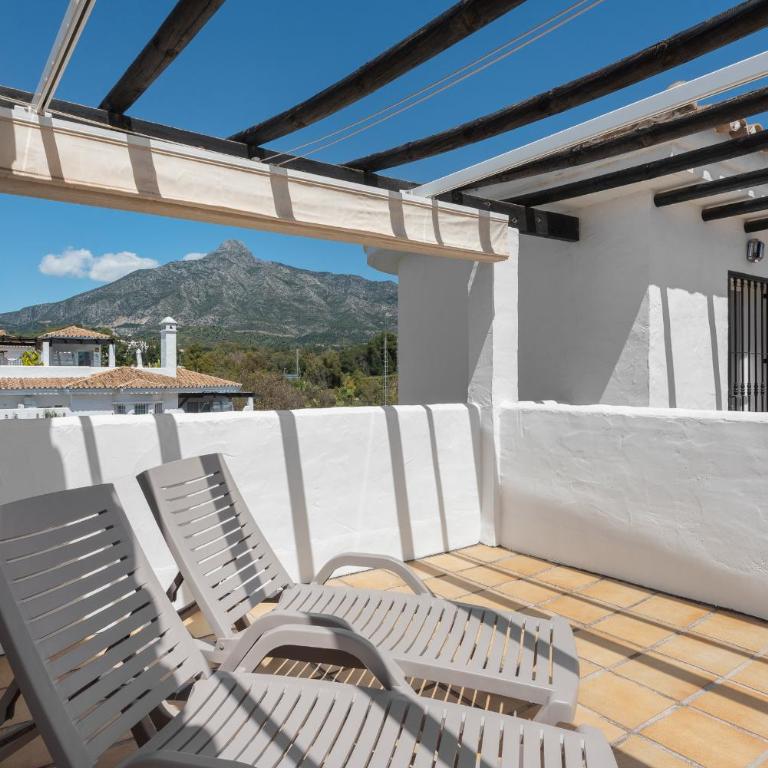 Stylish 2-Bedroom Penthouse in Los Naranjos de Marbella - Two-Bedroom Apartment with Terrace - 27