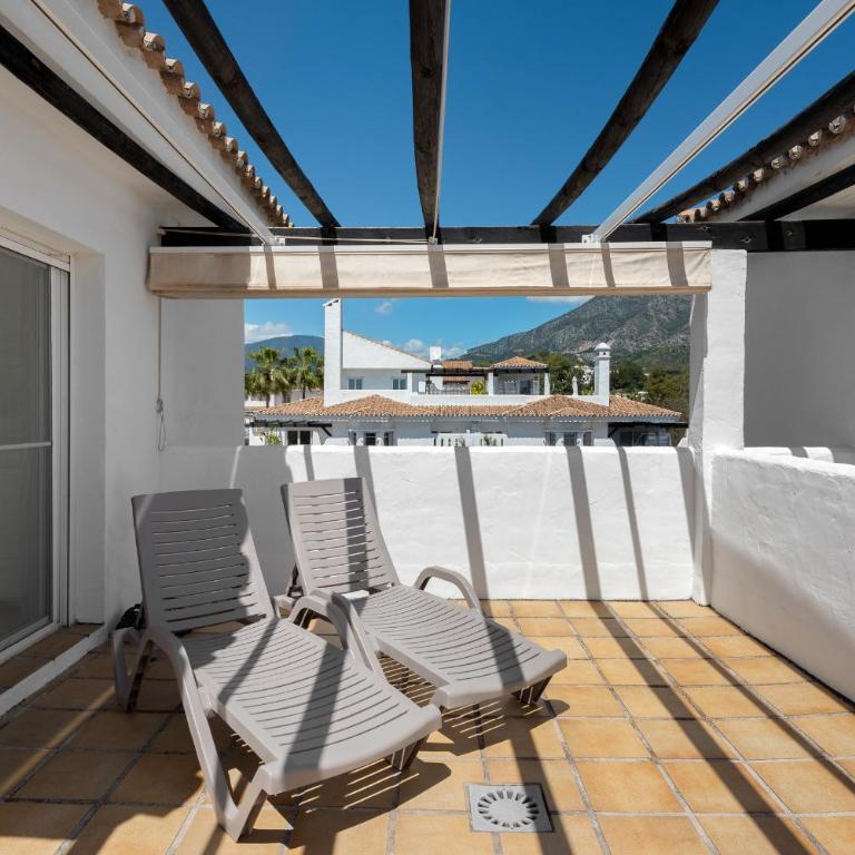 Stylish 2-Bedroom Penthouse in Los Naranjos de Marbella - Two-Bedroom Apartment with Terrace - 26