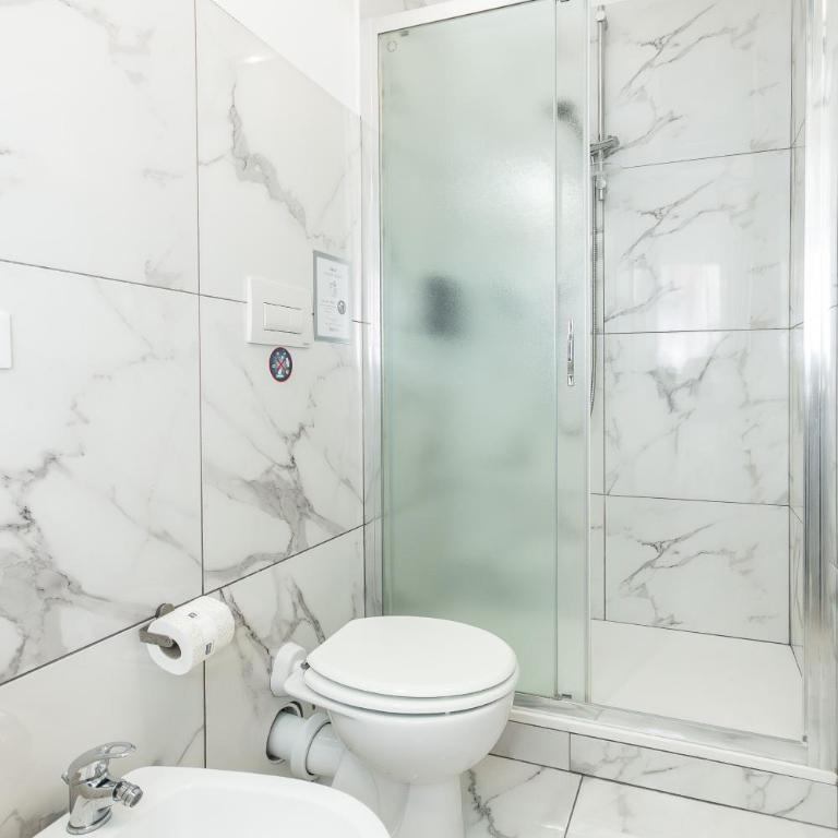 VittorioVeneto126 B&B - Camera Matrimoniale con Bagno Privato - 10