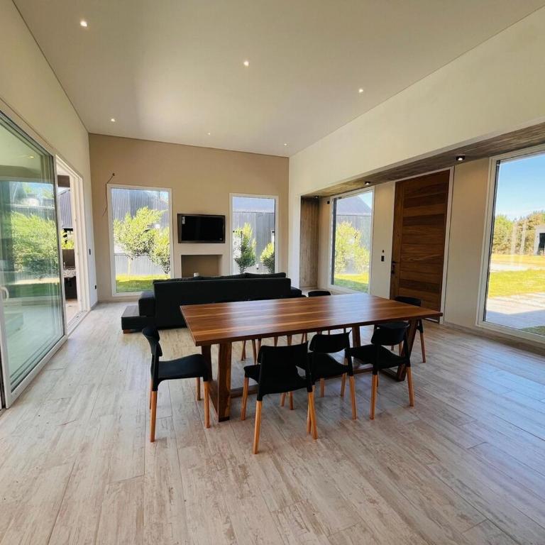 Costa Esmeralda 4 Dorm,4 Baños,10 perso, pileta - Four-Bedroom House - 4