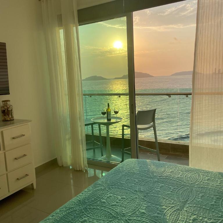 Torre Eme- stunning bay view and balcony! - Two-Bedroom Apartment - 7