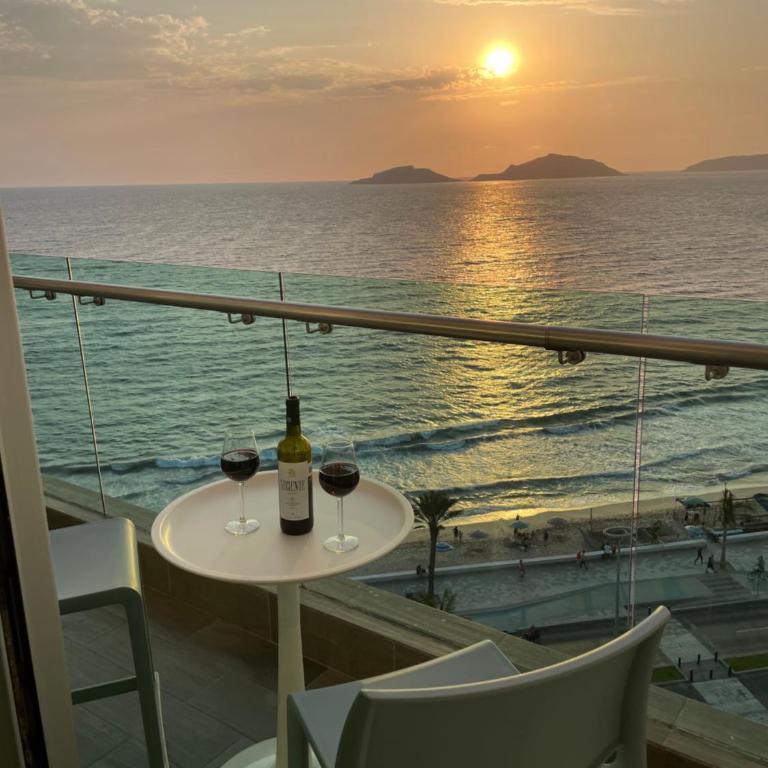 Torre Eme- stunning bay view and balcony! - Two-Bedroom Apartment - 11