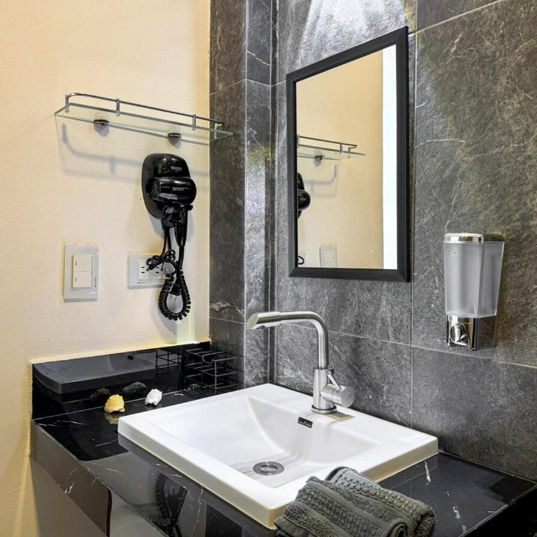 Beautiful house with a private pool - Five-Bedroom House - 59