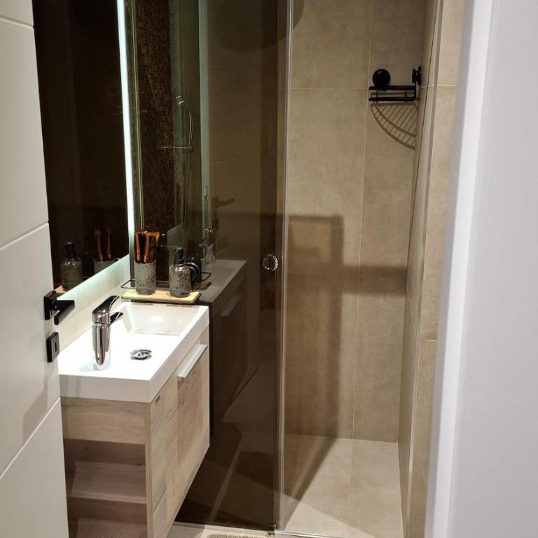 LUX Casa di Stefan - Two-Bedroom Apartment with Balcony and Terrace - 25