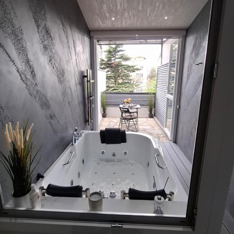 LUX Casa di Stefan - Two-Bedroom Apartment with Balcony and Terrace - 33