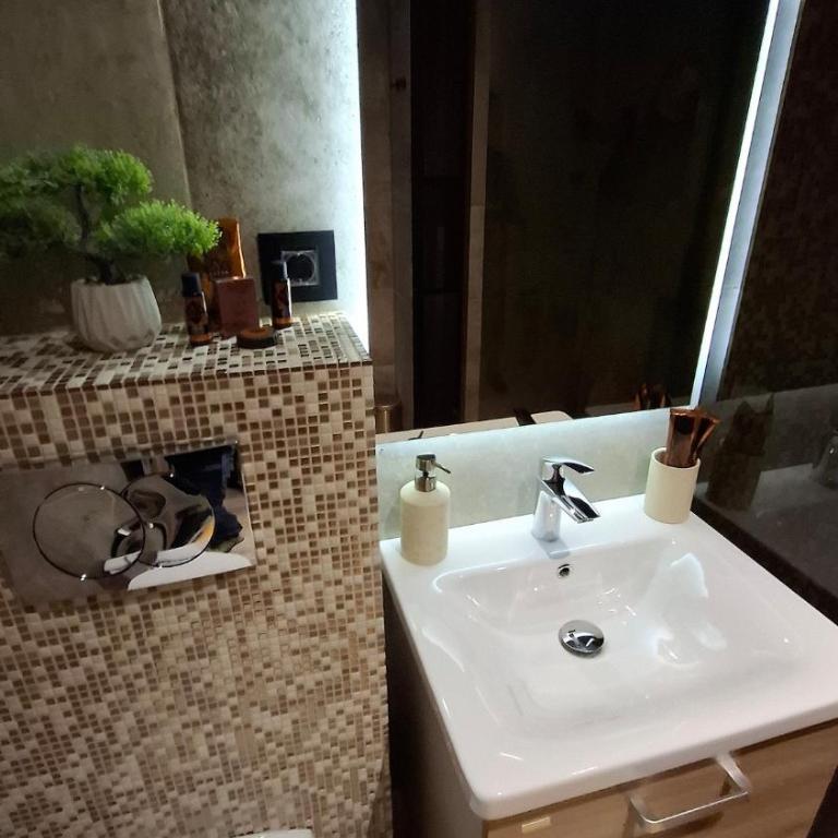 LUX Casa di Stefan - Two-Bedroom Apartment with Balcony and Terrace - 39