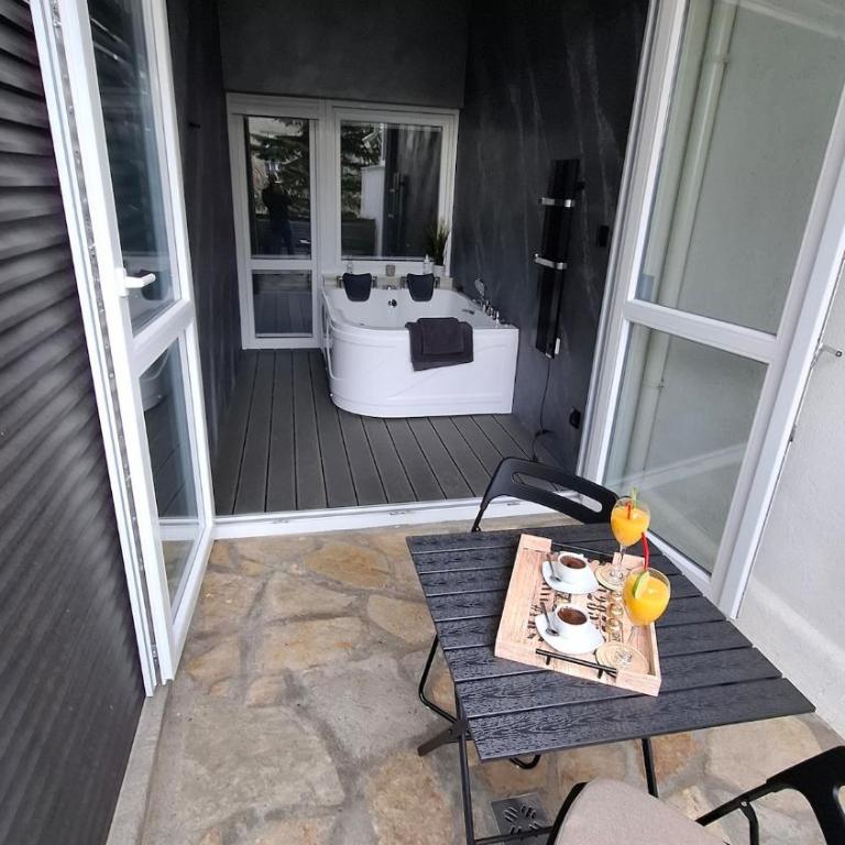 LUX Casa di Stefan - Two-Bedroom Apartment with Balcony and Terrace - 49