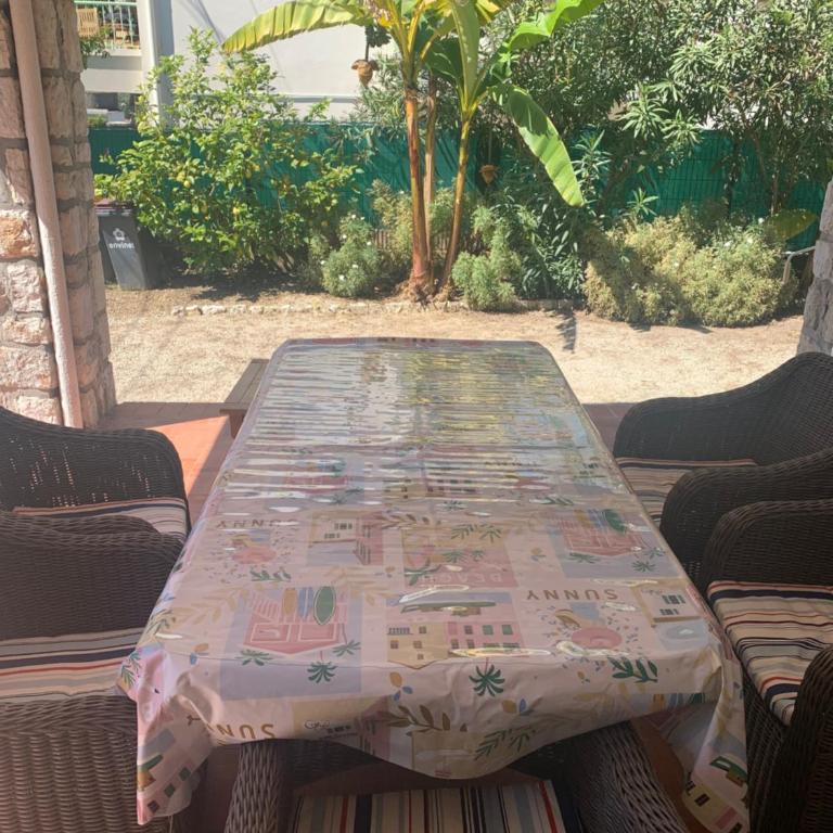 NEW renovated spacious 2 BR Apt AC 300m from Beach - Appartamento - 18