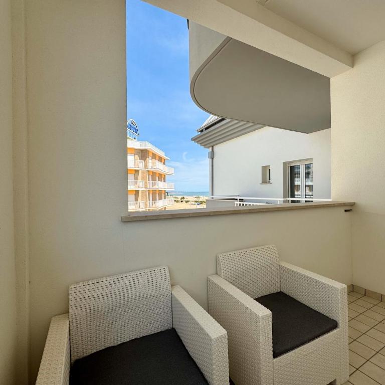 Hotel Lux - Camera Tripla con Vista Mare Parziale - 5