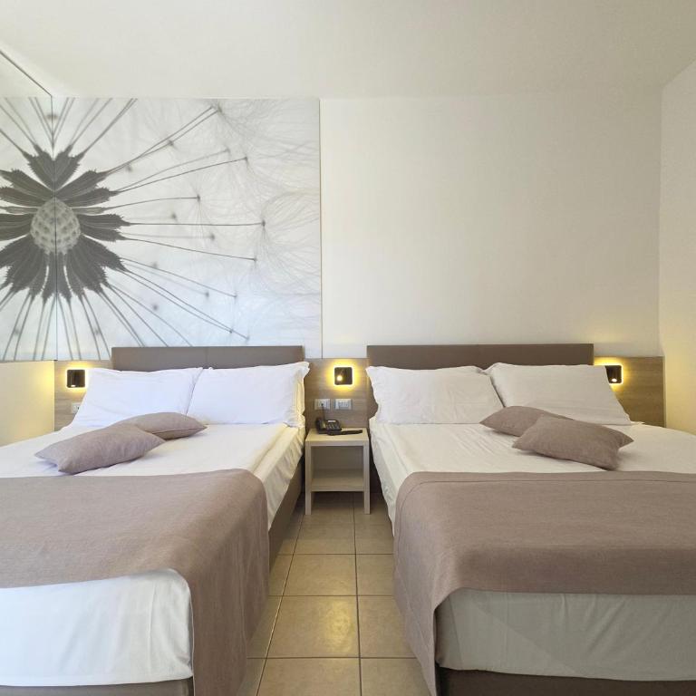 Hotel Lux - Camera Quadrupla con Balcone - 4