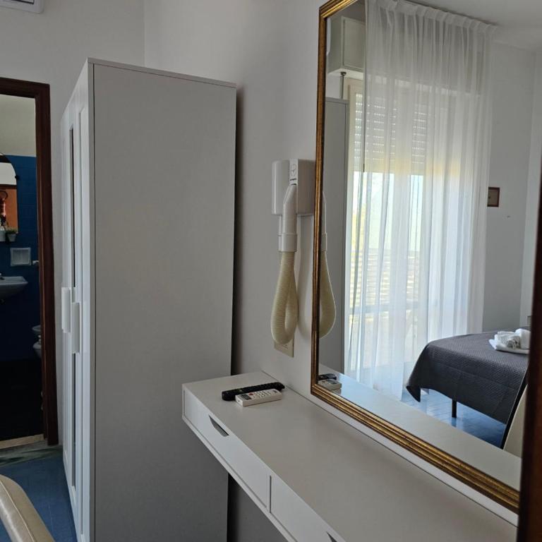 Hotel Sara*** Cesenatico - Camera Tripla Comfort - 3