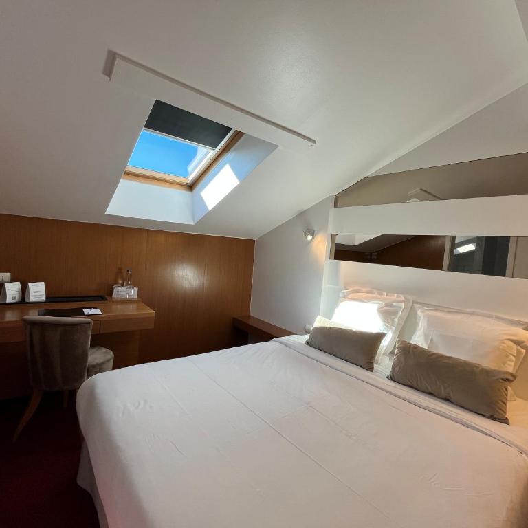 Maison LUTETIA R - Chambre Double Classique Mansardée - 4