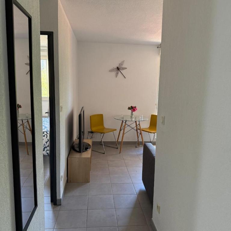 Charmant appartement moderne avec place de parking privative - Apartment mit 1 Schlafzimmer - 50