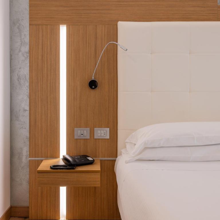 Kriss Internazionale Hotel - Standard Double Room with Window and Partial Lake View - 3