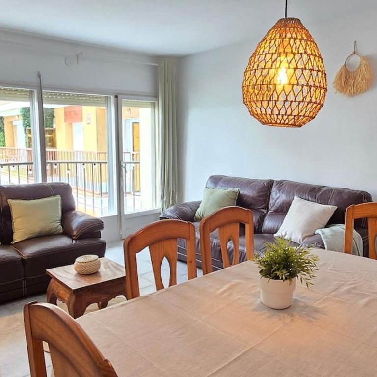 Bright Apartment with Two Balconies and a Seaside Pool - Apartamento de 3 dormitorios - 2