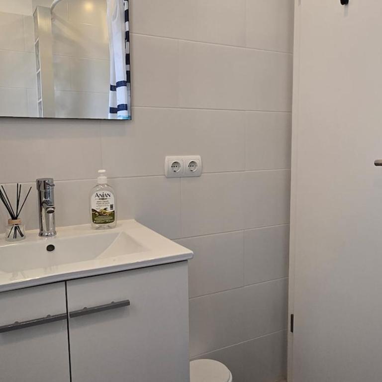 Bright Apartment with Two Balconies and a Seaside Pool - Apartamento de 3 dormitorios - 32