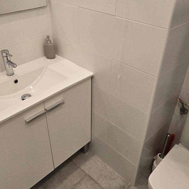Bright Apartment with Two Balconies and a Seaside Pool - Apartamento de 3 dormitorios - 35