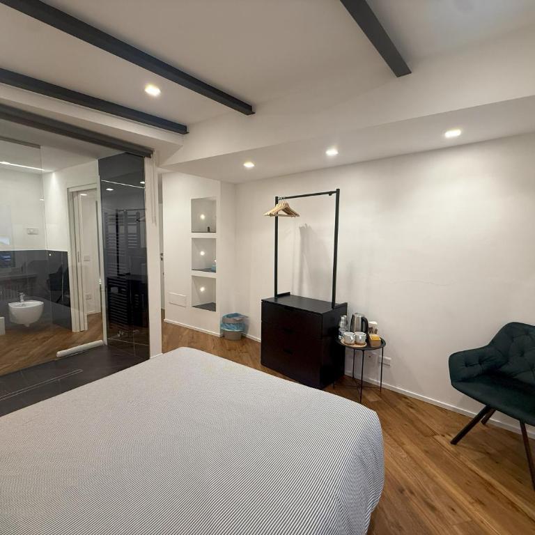 East West Room - Camera Matrimoniale con Bagno Privato - 11