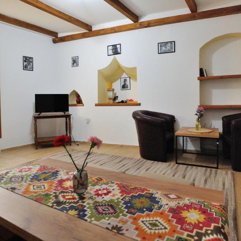 Hostel David - Bed in 8-Bed Mixed Dormitory Room - 4