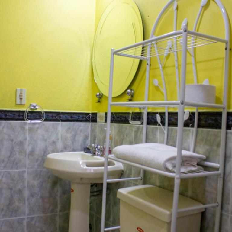 Hermosa Casa, zona tranquila,ubicación estrategica - Casa de 3 dormitorios - 8