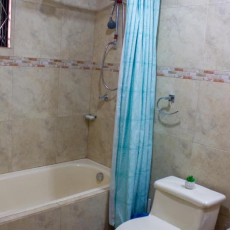 Hermosa Casa, zona tranquila,ubicación estrategica - Casa de 3 dormitorios - 24