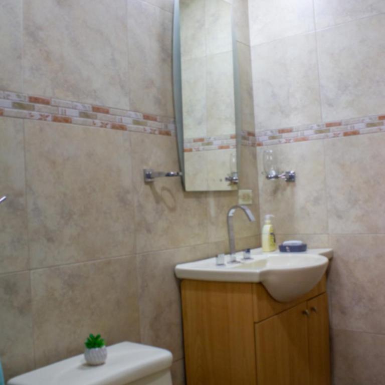 Hermosa Casa, zona tranquila,ubicación estrategica - Casa de 3 dormitorios - 25