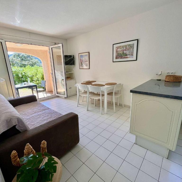 Appartement avec terrasse et piscine, 2 pièces, 4 couchages, à Cavalaire-sur-Mer - FR-1-226B-206 - Appartamento - 4