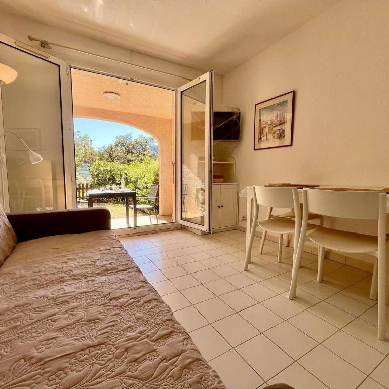 Appartement avec terrasse et piscine, 2 pièces, 4 couchages, à Cavalaire-sur-Mer - FR-1-226B-206 - Appartamento - 5