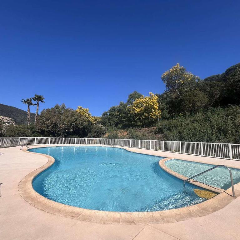 Appartement avec terrasse et piscine, 2 pièces, 4 couchages, à Cavalaire-sur-Mer - FR-1-226B-206 - Appartamento - 10