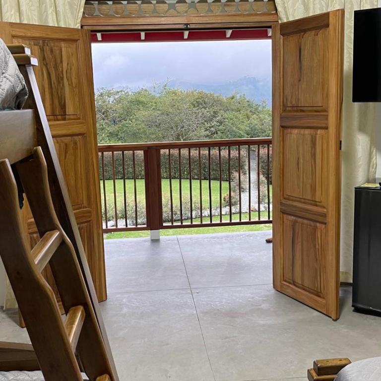 Green Valley Glampling Salento - CASA CAMPESINA - Family Room with Mountain View - 2