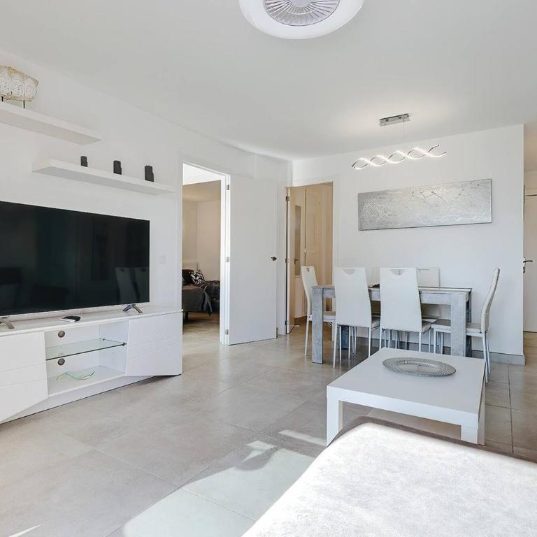 019 Stylish 3 Bed Ibensa Square Apt, near Beach & Bars - Apartamento de 3 dormitorios - 4