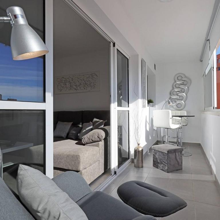 019 Stylish 3 Bed Ibensa Square Apt, near Beach & Bars - Apartamento de 3 dormitorios - 2