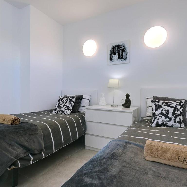 019 Stylish 3 Bed Ibensa Square Apt, near Beach & Bars - Apartamento de 3 dormitorios - 19