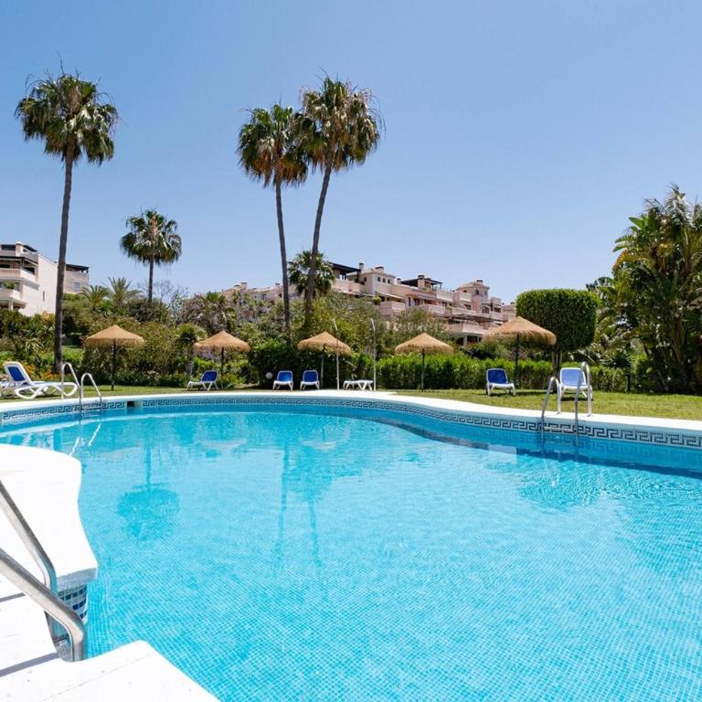 Santa Maria Elviria Golf Penthouse With Large Private Terrace and Sea Views -029 - Three-Bedroom Apartment - 12