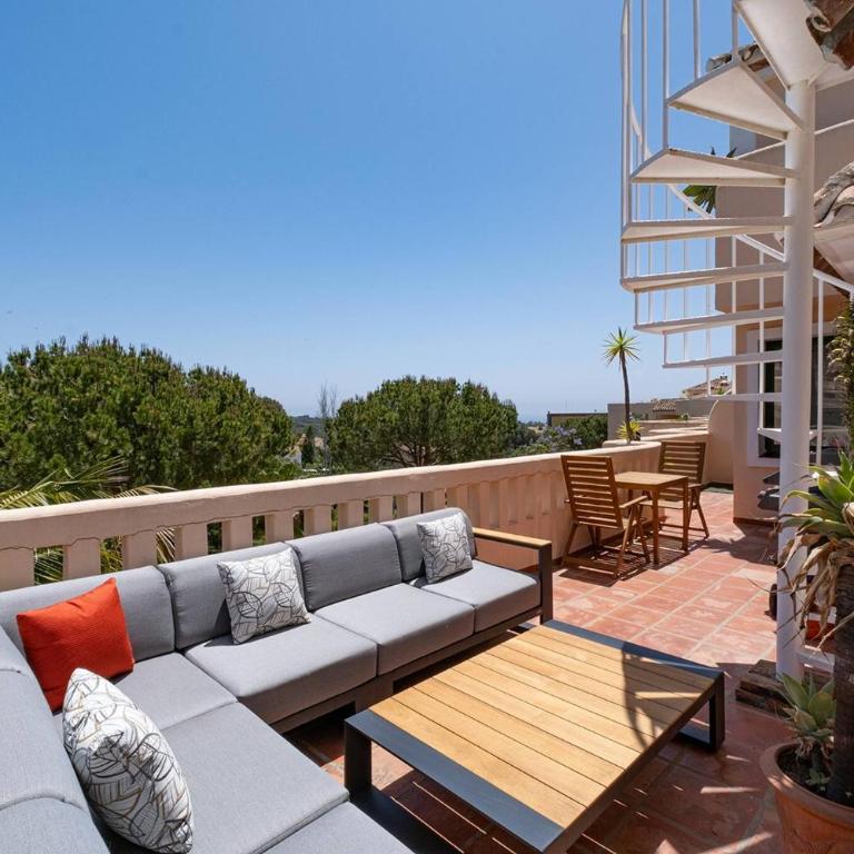 Santa Maria Elviria Golf Penthouse With Large Private Terrace and Sea Views -029 - Three-Bedroom Apartment - 6