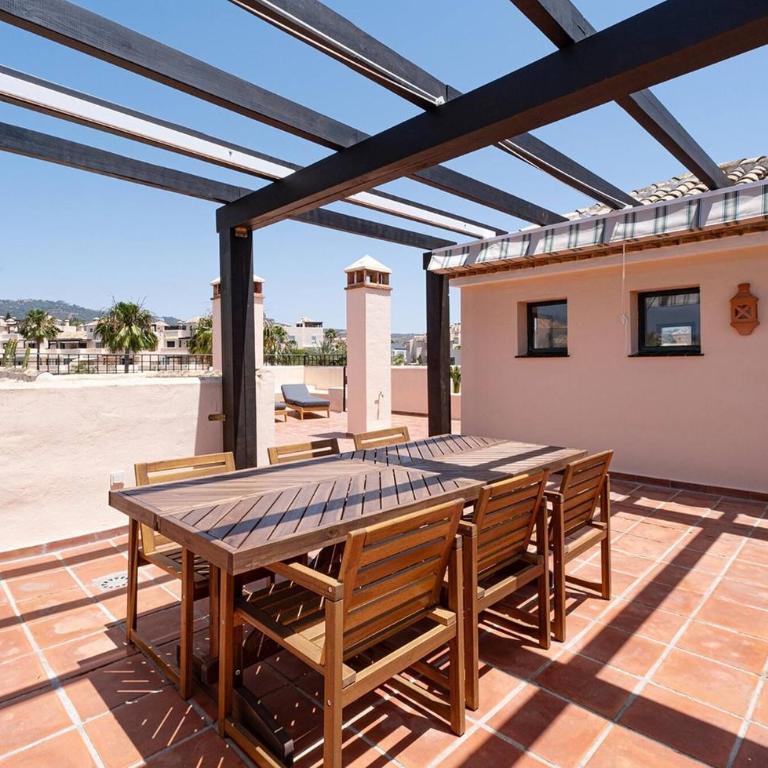 Santa Maria Elviria Golf Penthouse With Large Private Terrace and Sea Views -029 - Three-Bedroom Apartment - 18