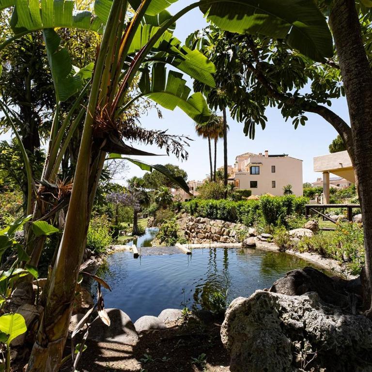 Santa Maria Elviria Golf Penthouse With Large Private Terrace and Sea Views -029 - Three-Bedroom Apartment - 20