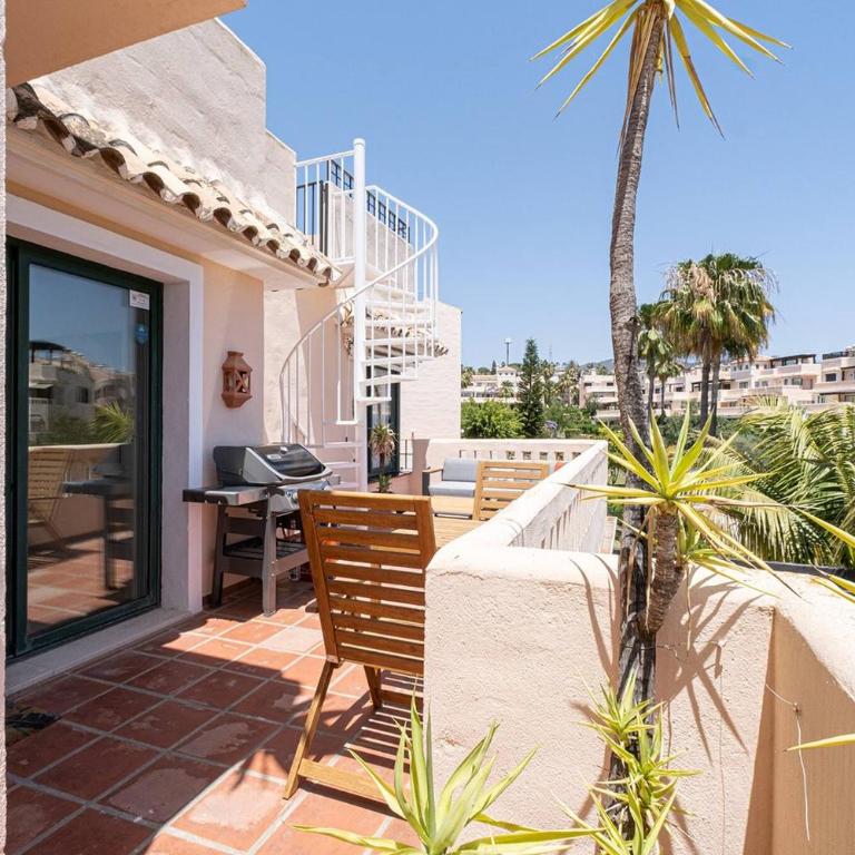 Santa Maria Elviria Golf Penthouse With Large Private Terrace and Sea Views -029 - Three-Bedroom Apartment - 7