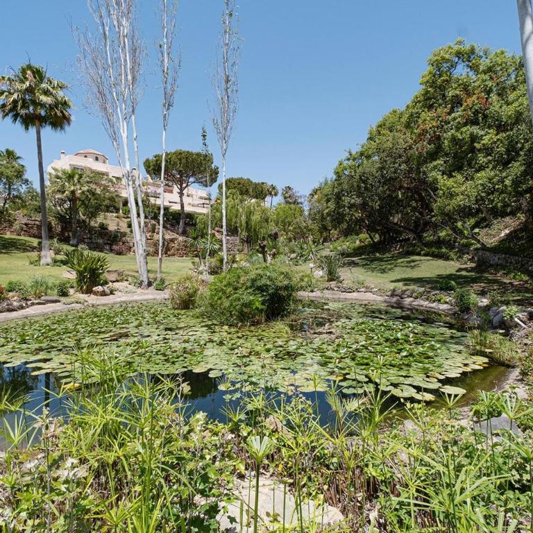 Santa Maria Elviria Golf Penthouse With Large Private Terrace and Sea Views -029 - Three-Bedroom Apartment - 28