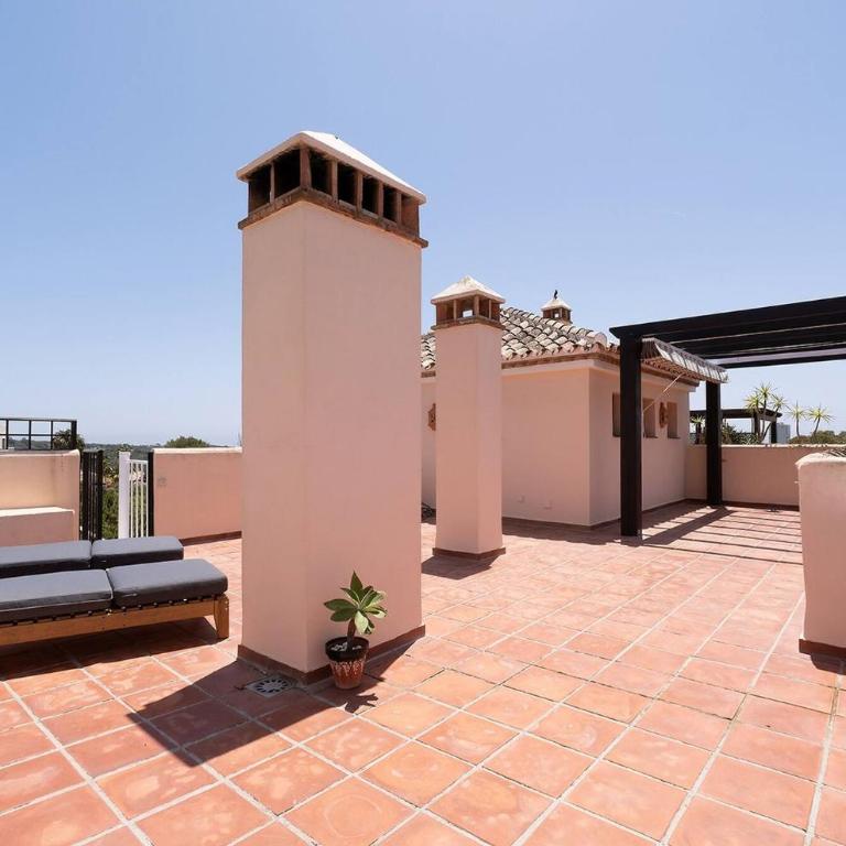 Santa Maria Elviria Golf Penthouse With Large Private Terrace and Sea Views -029 - Three-Bedroom Apartment - 29