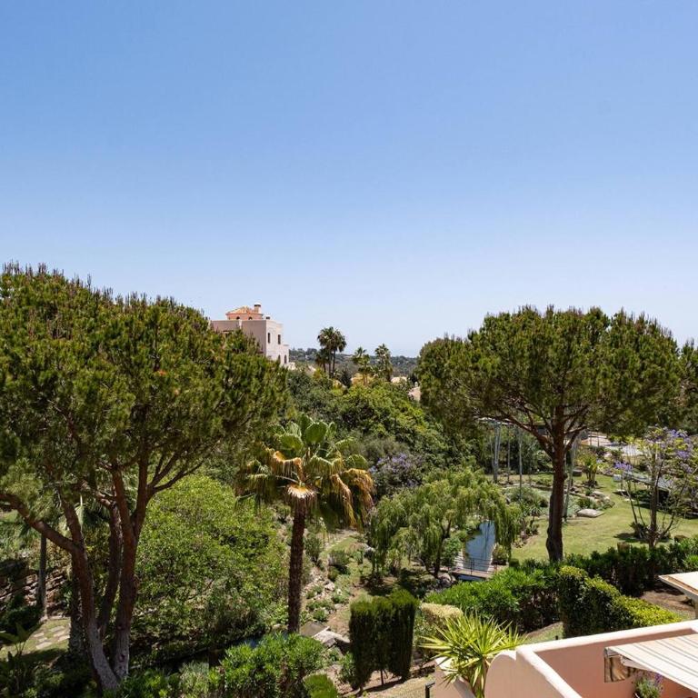Santa Maria Elviria Golf Penthouse With Large Private Terrace and Sea Views -029 - Three-Bedroom Apartment - 30