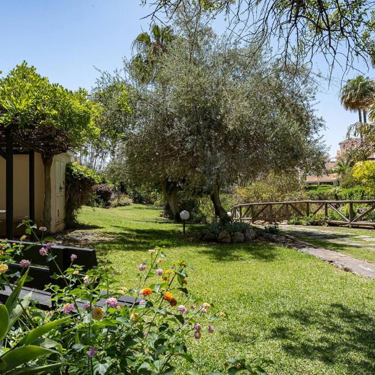 Santa Maria Elviria Golf Penthouse With Large Private Terrace and Sea Views -029 - Three-Bedroom Apartment - 32