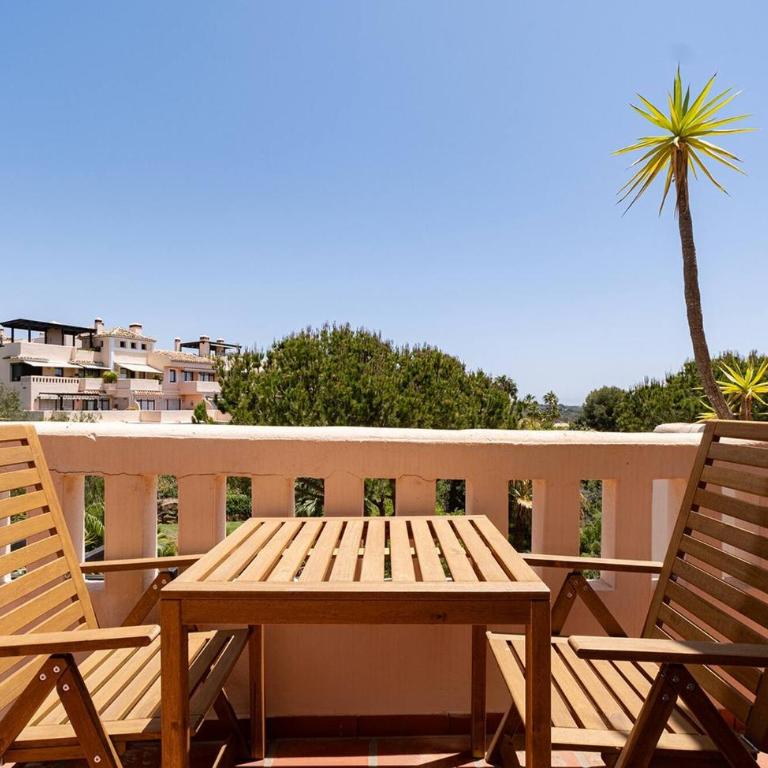 Santa Maria Elviria Golf Penthouse With Large Private Terrace and Sea Views -029 - Three-Bedroom Apartment - 33