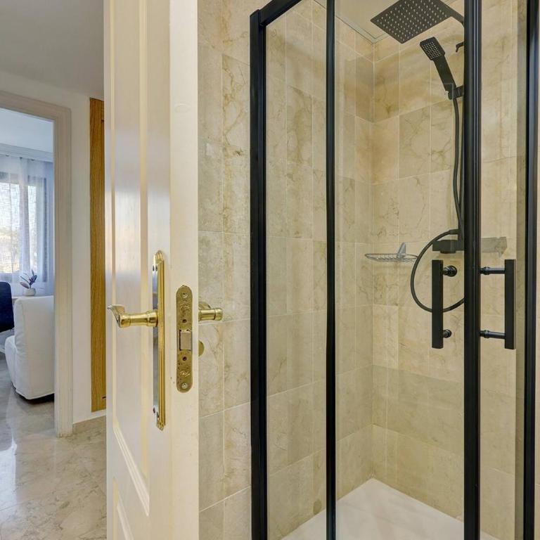 Santa Maria Elviria Golf Penthouse With Large Private Terrace and Sea Views -029 - Three-Bedroom Apartment - 42