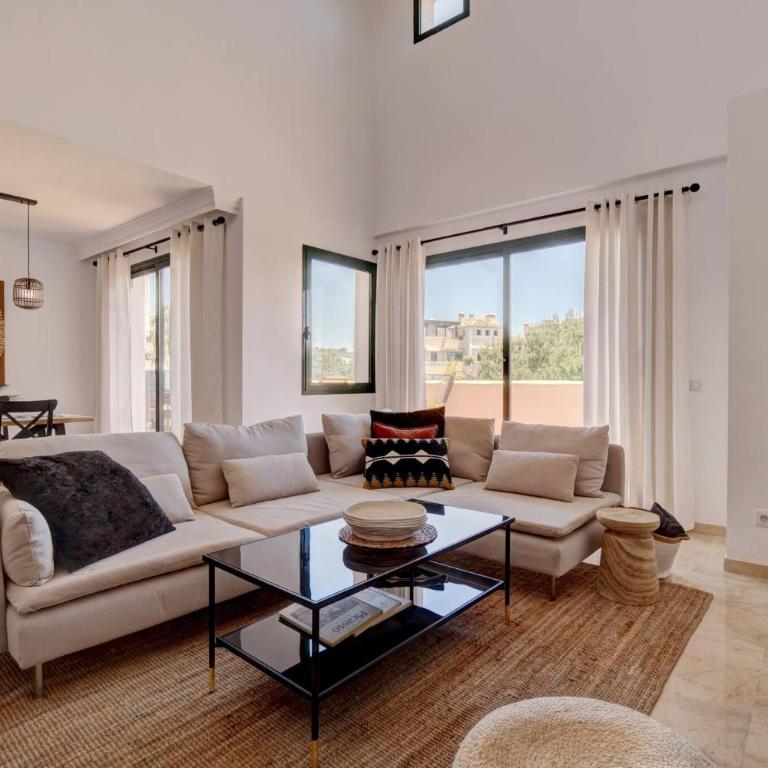 Santa Maria Elviria Golf Penthouse With Large Private Terrace and Sea Views -029 - Three-Bedroom Apartment - 44