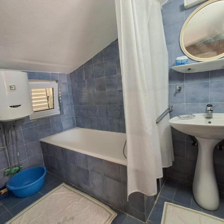 Sveti Stefan Family Apartments - Apartman sa 2 Spavaće Sobe, Terasom i Pogledom na More - 27