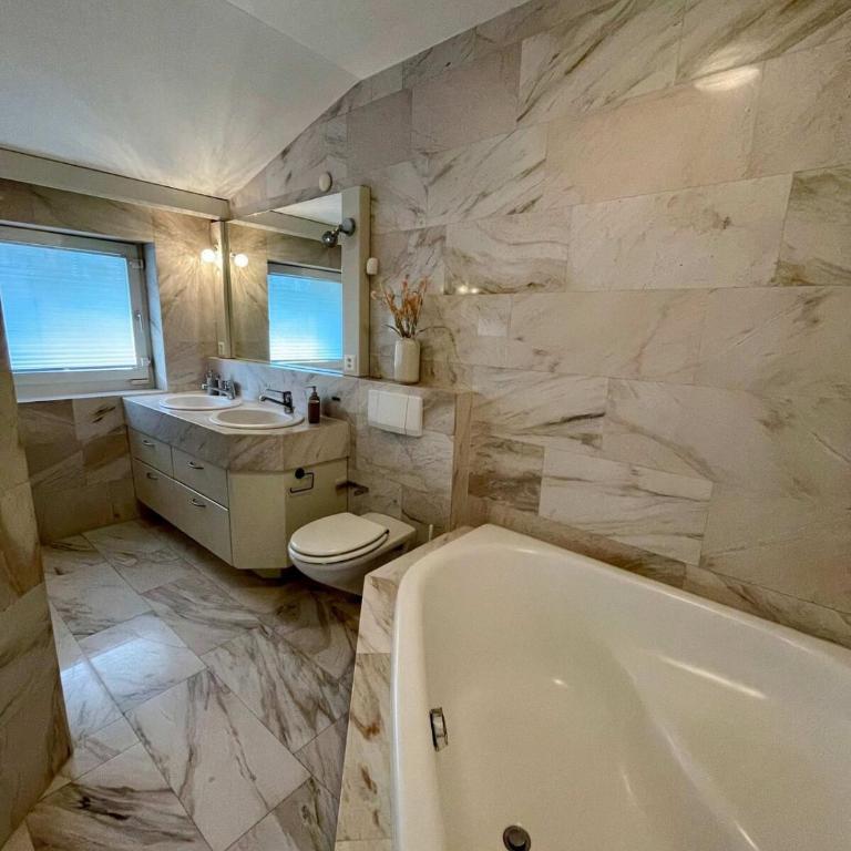 Spacious house with partial lake view - Haus mit 5 Schlafzimmern - 32