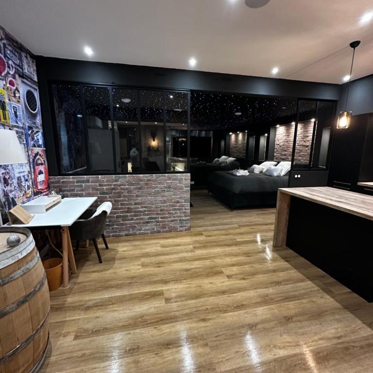 loft room38 - Chambre Lit King-Size avec Baignoire Spa - 3