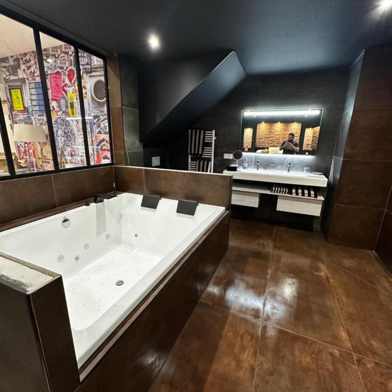 loft room38 - Chambre Lit King-Size avec Baignoire Spa - 2