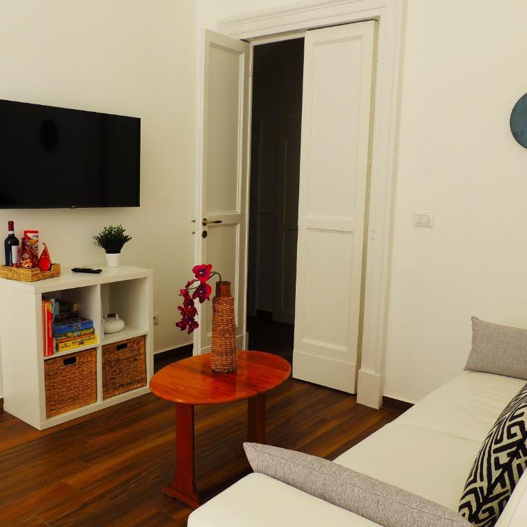 Palace Apartments Central Catania - Appartamento Deluxe con 2 Camere da Letto e Balcone - 32